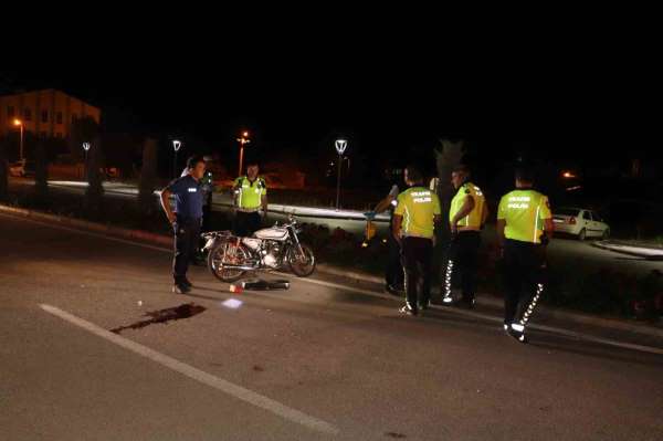 Otomobile çarpan motosikletin sürücüsü ağır yaralandı: Kaza kameraya yansıdı