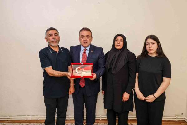 Vali Sözer, şehit Abdurrahman Hilal'in ailesini ziyaret etti