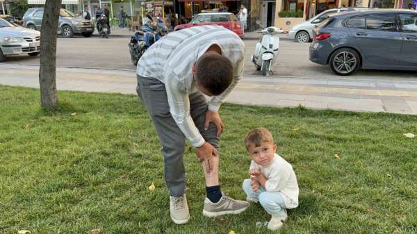 Vücuduna tutunan kene ile yüzük takma merasimine katılan besici, tehlikeyi hiçe sayarak 'Keneyi besiye aldık'