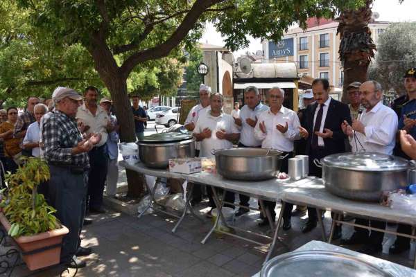 Salihli'de şehit ailelerinden aşure hayrı