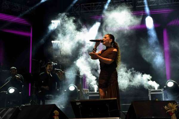 35. Uluslararası Kültür ve Sarımsak Festivali'nde Merve Özbey ve Hasan Yılmaz rüzgarı esti