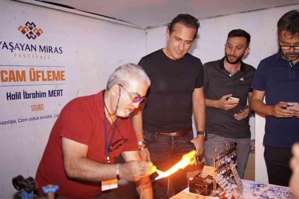 Erzincan'da sahne alan Kıraç, konser öncesi Somut Olmayan Kültürel Miras Taşıyıcılarıyla buluştu