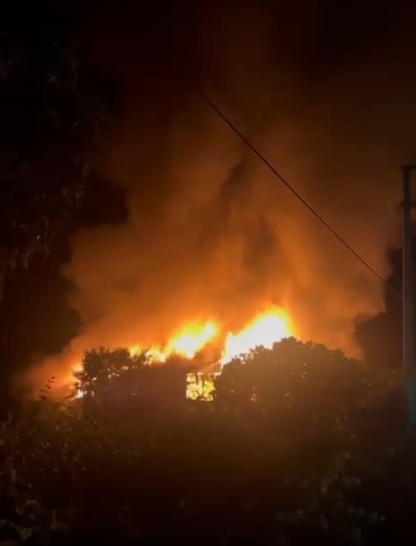 Samsun-Ordu yolu kenarında korkutan yangın: 2 katlı ev alevlere teslim oldu