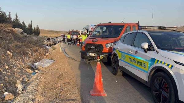 Gaziantep-Nizip karayolunda iki otomobilin çarpıştığı kazada ilk belirmelere göre 3 kişi hayatını kaybederken,