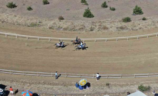 Kastamonu'da düzenlenen at yarışlarına yoğun ilgi