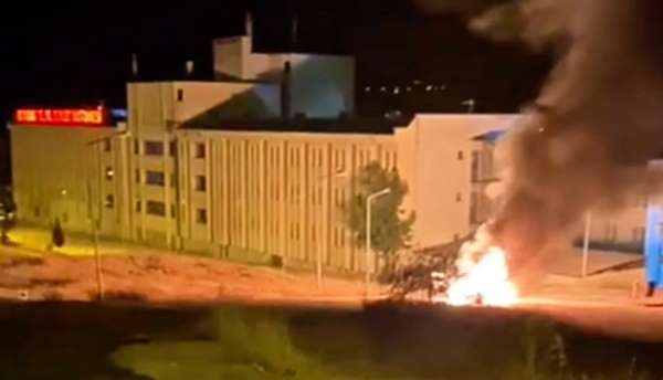 Sinop'ta seyir halindeki otomobil alev alev yandı