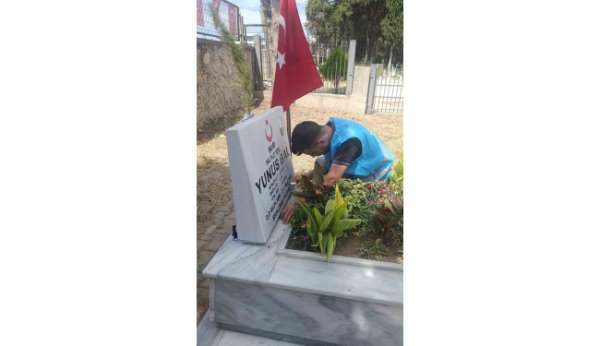 Bursalı gençler şehitliği temizlediler