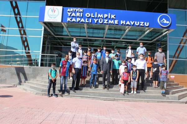 Artvin'de Trabzonspor futbol okulu öğrencileri yüzme öğreniyor 