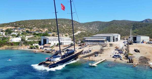 Bodrum'da 978 milyon liralık dev yelkenli suya indirildi