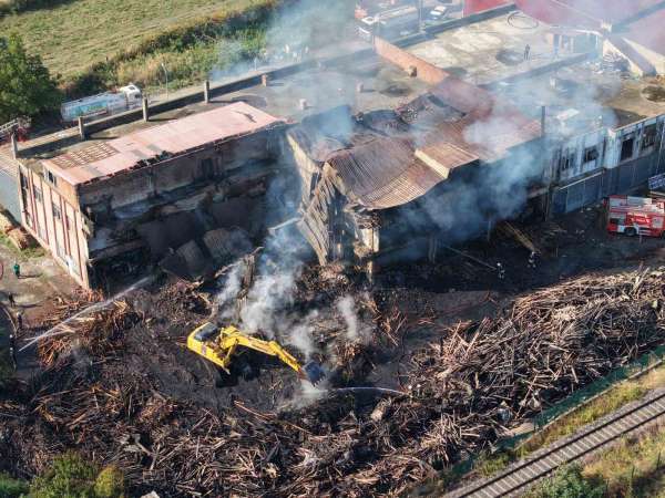 Kereste fabrikası yangınında soğutma çalışmaları sürüyor
