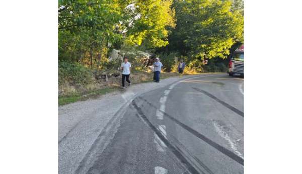 Virajı alamayan minibüs devrildi: 2 yaralı