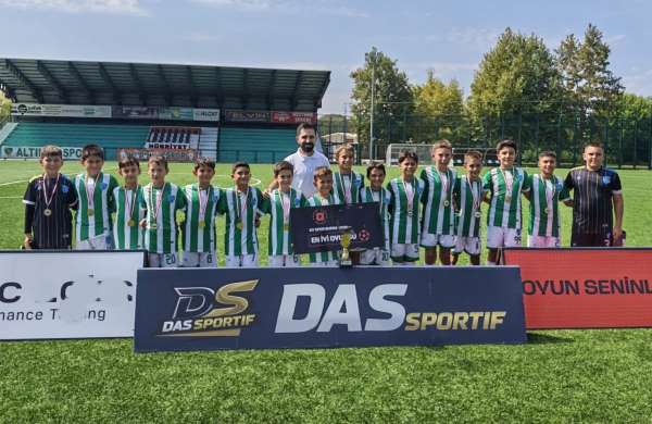 Balıkesir Büyükşehir Belediyespor U-11 Takımı Bursa'da şampiyon oldu