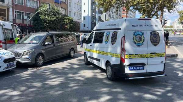 Fatih'te feci kaza: Yayalara yanan kırmızı ışığı dikkate almadan yolun karşısına geçince hayatından oldu