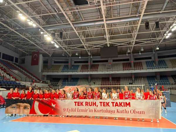 İzmir'in kurtuluşu voleybolda dostluk maçıyla kutlandı
