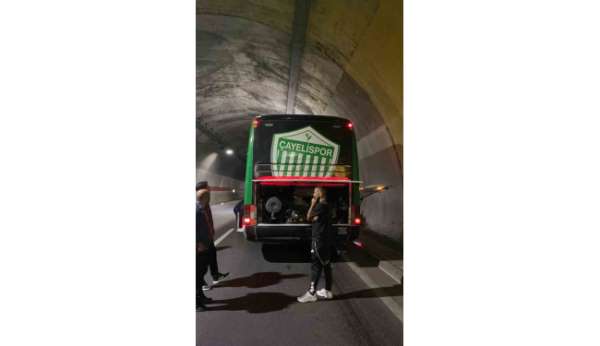 Kurban ve dualarla uğurlanan Çayelispor, tünelde mahsur kaldı