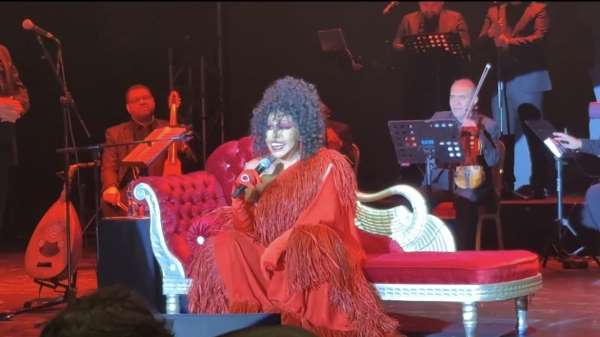 Kuşadası'nda yuhalanmıştı, olaylı konserin ardından Bursa'da sahne aldı