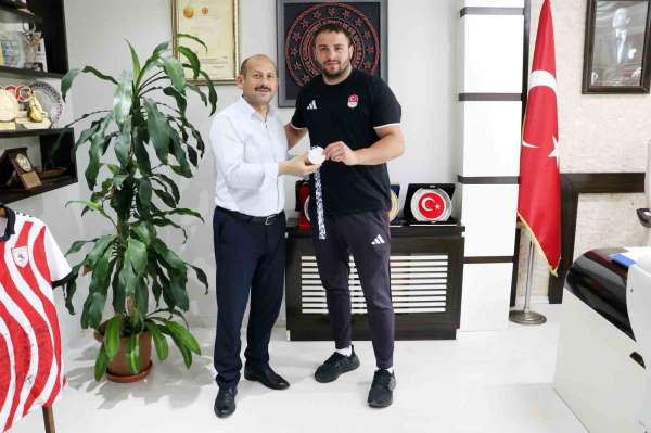 Samsunlu boksör Berat Acar, Akdeniz Oyunları'nda gümüş madalya kazandı
