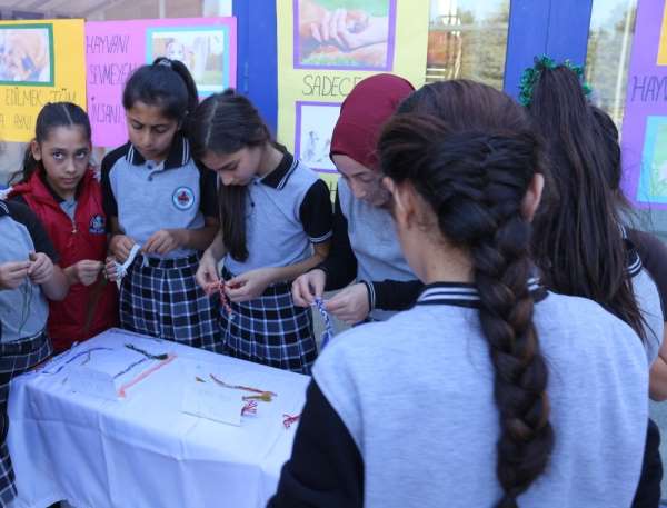 Kendi yaptıkları bileklikleri satarak sokak hayvanlarına umut oldular