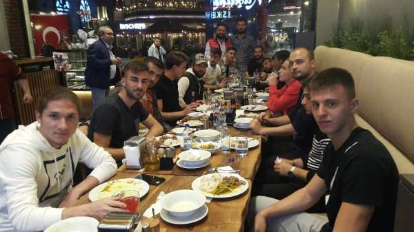 Sebahattin Tetik'ten Eskişehirsporlu futbolcular onuruna yemek 