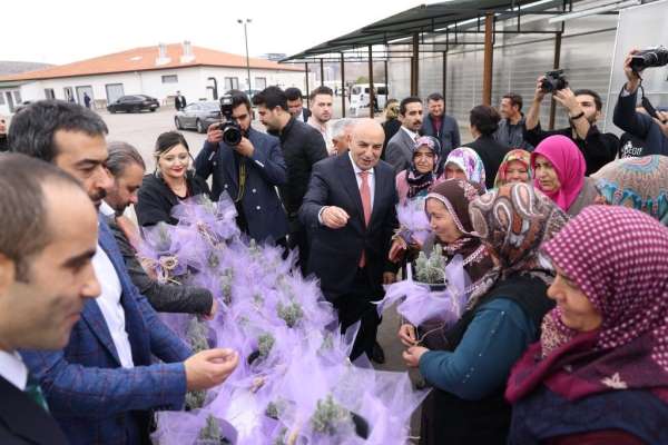 Keçiören Belediye Başkanı Altınok, çiftçi kadınları çiçeklerle karşıladı - Ankara haber