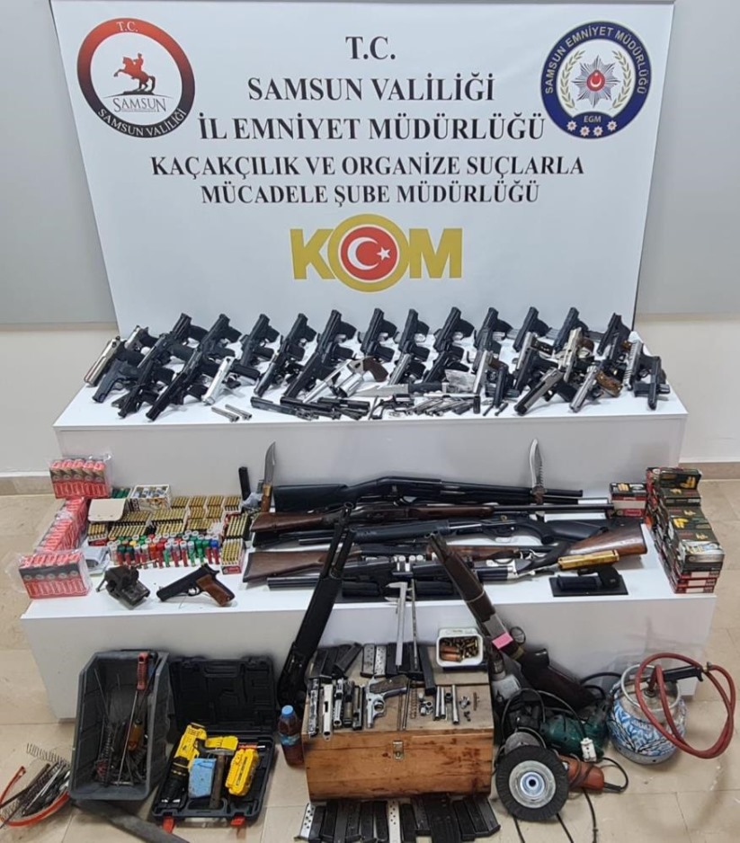 Samsun'da silah operasyonunda gözaltına alınan 4 kişi adliyeye sevk edildi