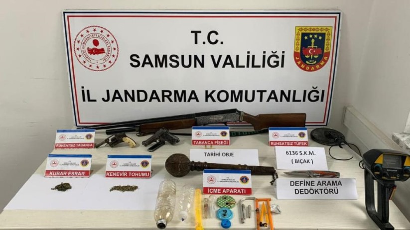 Samsun'da Jandarma şüpheli araçta silah ve uyuşturucu ele geçirdi: 5 gözaltı