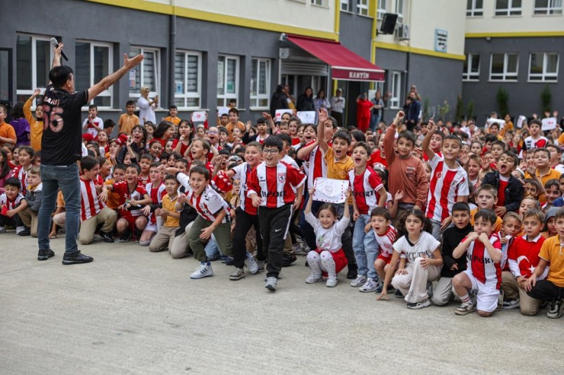 Şampiyon minikler kupayı Samsunspor kaptanının elinden aldı