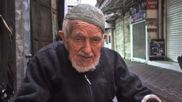 Asırlık çınardan gençlere tavsiye: 'Paranızı dumana değil, fakire verin'