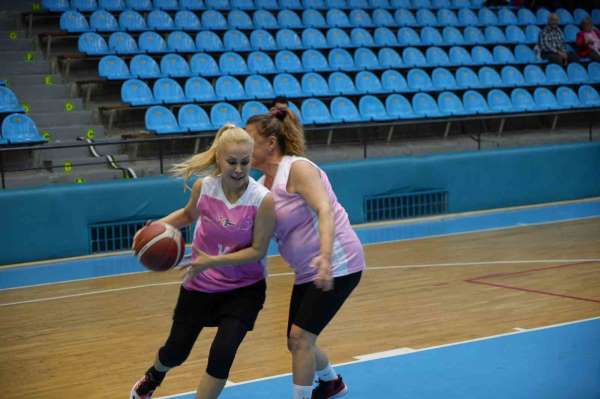 Kadınlar pembe formalarla sahaya çıktı, 'Spora ne kadar yakınsak, kansere o kadar uzağız' dedi