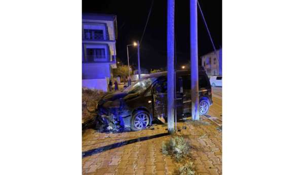 Kaza yaparak savrulan motosiklet yayalara çarptı: 5 yaralı