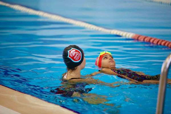 Kepez'de yüzme keyfi kışın da devam ediyor