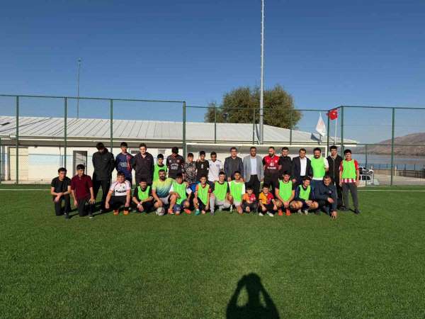 Öğrenciler ve aileleri futbol maçı yaptı, ortaya renkli görüntüler çıktı