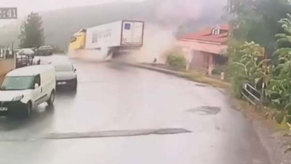 Sarıyer'de yoldan çıkarak devrilen tırın kaza anları kameraya yansıdı