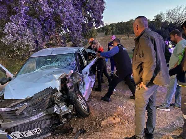 Uşak'ta otomobil ile traktör çarpıştığı kazada karı koca yaralandı