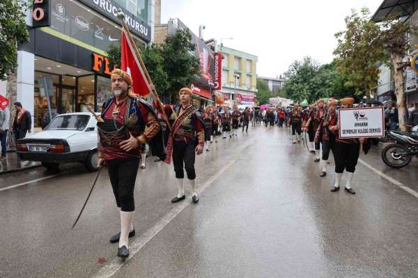 Kozan'da 10. İsmet Atlı Karakucak Güreşleri yağmura rağmen kortej yürüyüşüyle başladı