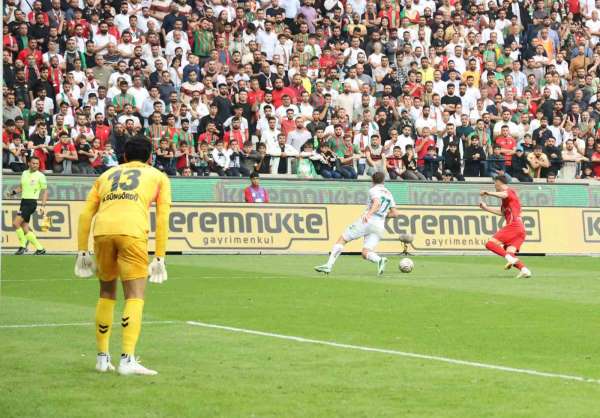 Trendyol Süper Lig: Amed Sportif Faaliyetler: 0 - Konyaspor: 0 (ilk yarı)