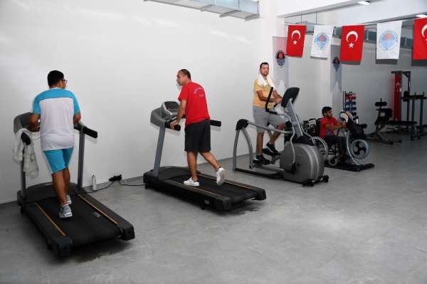 Mersin'deki engelliler sporla sosyalleşiyor 