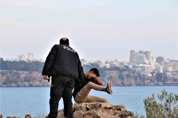 40 metrelik falezin ucunda intihar girişimi film izler gibi izlediler - Antalya haber