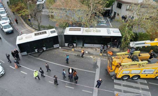 Kadıköy'de metrobüsün perondan çıkarak duvara çaptığı kaza alanı havadan görüntülendi - İstanbul haber