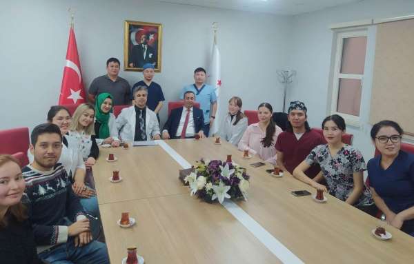 Kazakistanlı asistan doktorlar başhekimle bir araya geldi - Erzincan haber