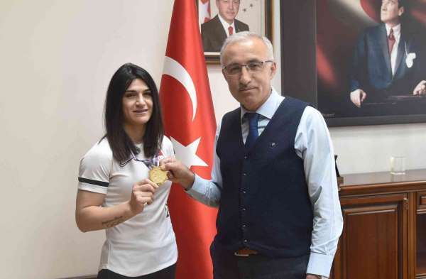 KMÜ'lü Zeynep Çelik, dünya şampiyonasından altın madalya ile döndü - Karaman haber
