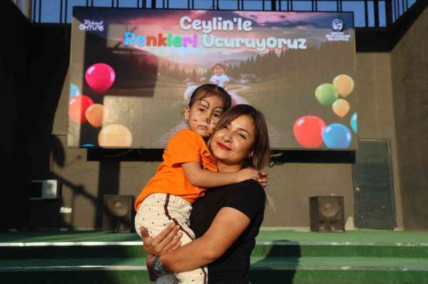 Kansere karşı savaşını kazanan Ceylin'in zaferi gökyüzüne bırakılan balonlarla kutlandı