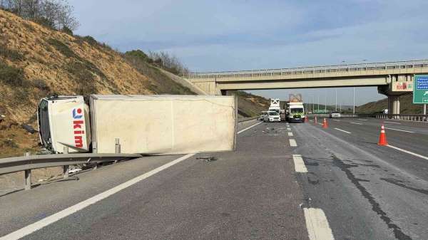 Kuzey Marmara Otoyolu'nda zincirleme kaza: Aynı firmaya ait iki kamyon kazaya karıştı