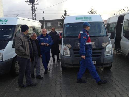 Jandarma ekipleri servis araçlarını denetledi