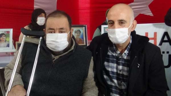 Evlatlarını terörün elinden kurtaran babalardan HDP önündeki ailelere destek 