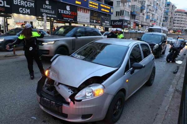 Antalya'da 3 aracın karıştığı zincirleme kazada 1 kişi yaralandı