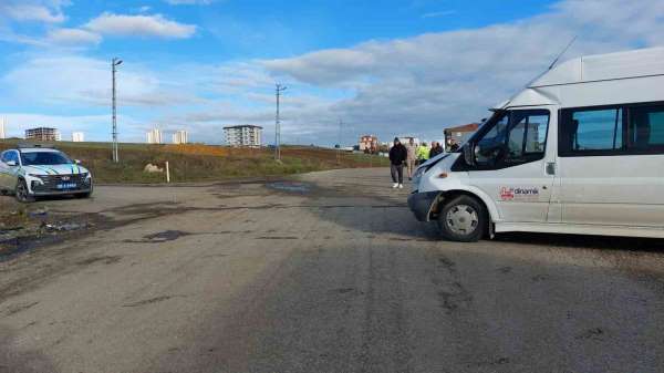 Samsun'da servis ile otomobil çarpıştı: 10'u öğrenci 15 yaralı