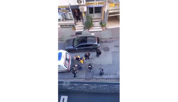 Ümraniye'de vakaya giden ambulans şoförüne saldırı kamerada