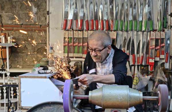 Antalya'da bıçak bileme ustası mesleğini yaşatıyor, 50-60 bin liraya çırak bulamıyor