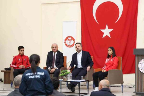 Bakan Yardımcısı Eminoğlu, Muş'ta sporun geleceğini gençlerle konuştu